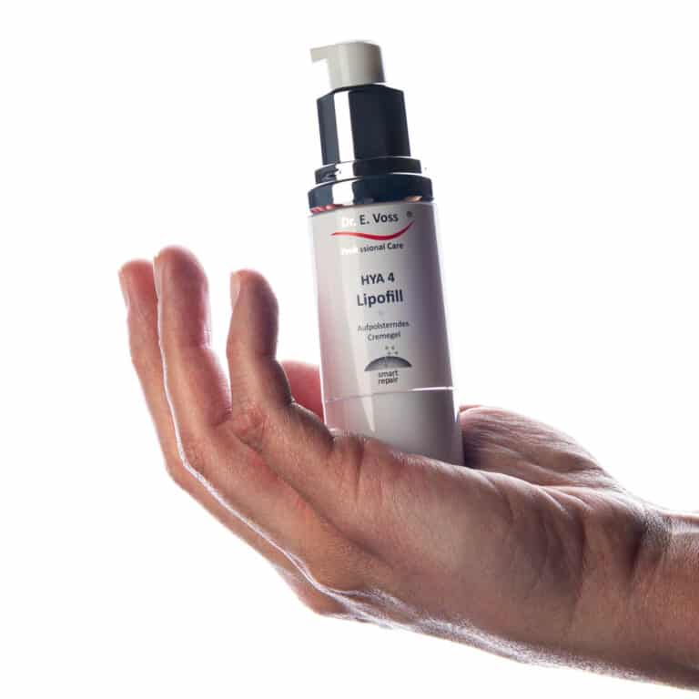 HYA 4 Lipofill in der Hand